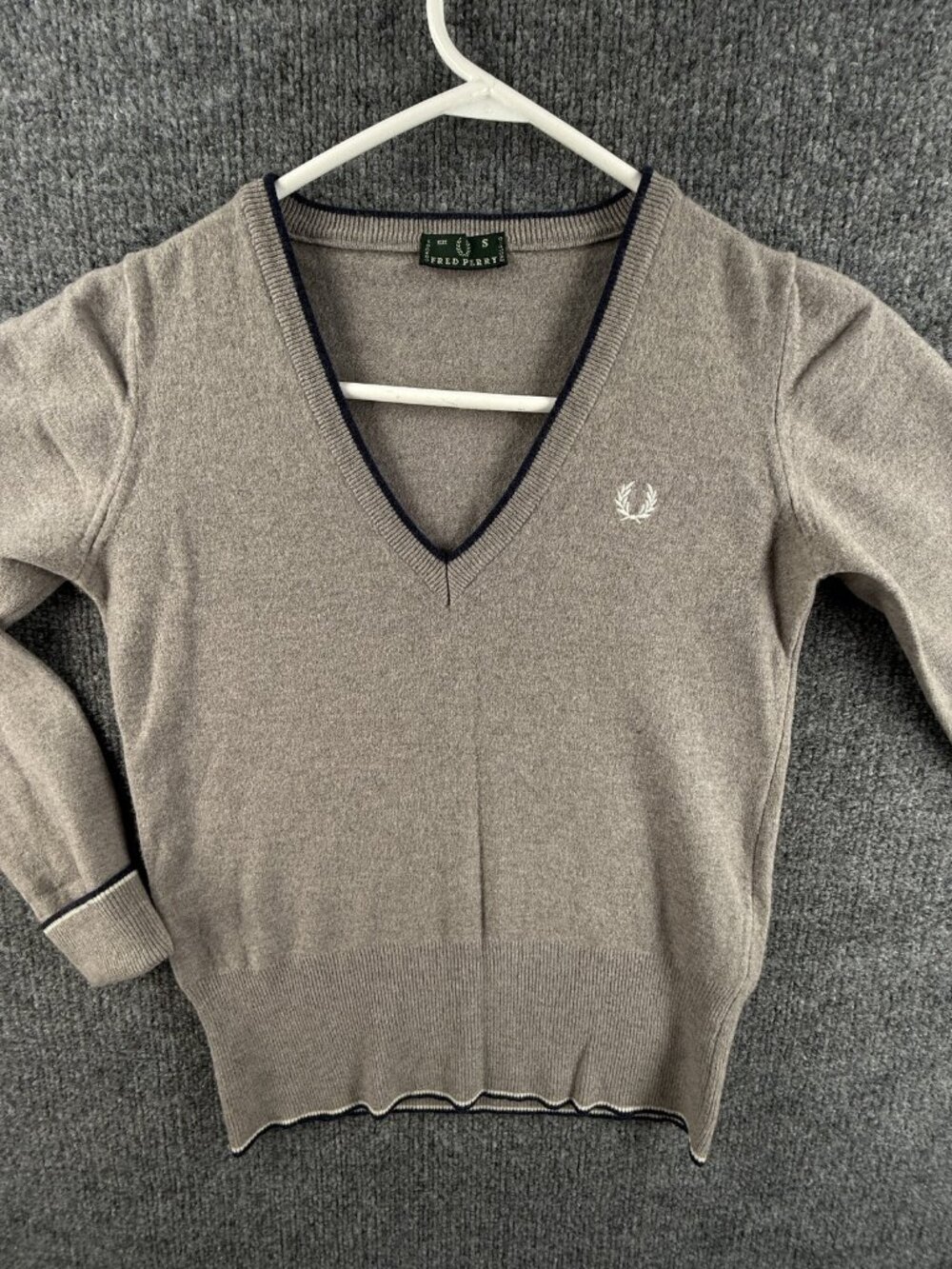 Fred Perry V-Neck Small Logo Sweater Wool Pullover Gray Long Sleeve Italy Knit